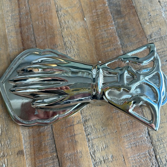 Hand clip silver tone metal hand decorative lace style cuff (Victorian r… - Picture 2 of 4